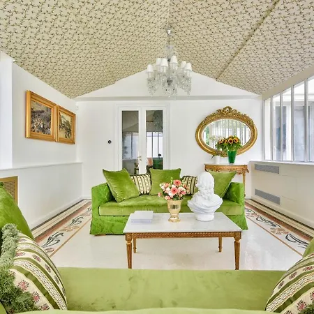 Luxury House In Villa Paris