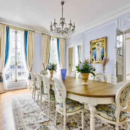 Luxury House In Villa Paris