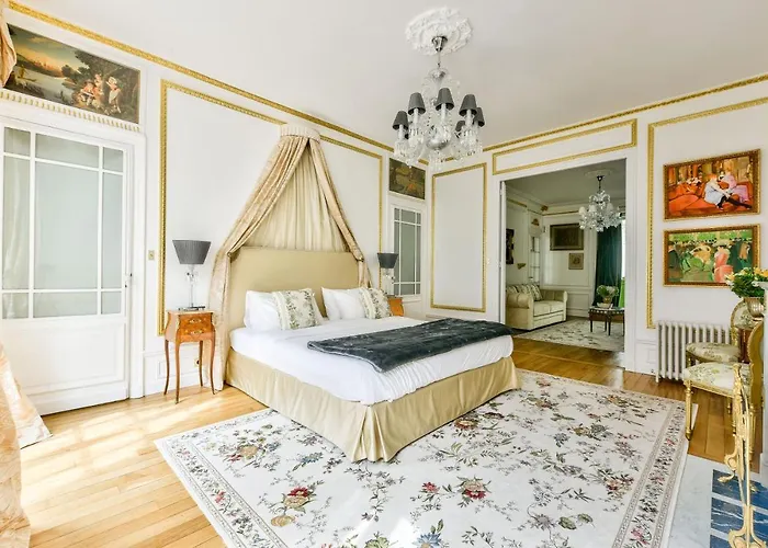 Luxury House In * Paříž