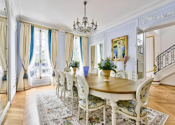 Luxury House In Villa Paris